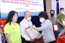 Ciudad Ho Chi Minh honra a voluntarios en lucha contra el COVID-19