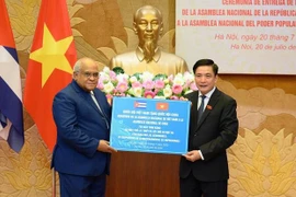 Asamblea Nacional de Vietnam entrega obsequios a órgano legislativo de Cuba