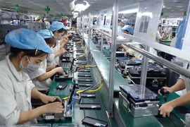Vietnam recauda fondo multimillonario por exportaciones de teléfonos y componentes