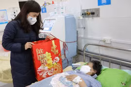 Obsequian libretas de seguros a personas menos favorecidas en Vietnam