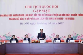 Presidente del Legislativo vietnamita se reúne con destacados editores 