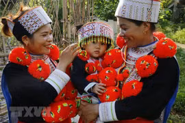 Preservan la belleza de trajes tradicionales de étnia Dao rojo en provincia de Yen Bai 