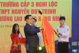 Presidente del Parlamento asiste al aniversario 60 de la escuela secundaria en Nghe An