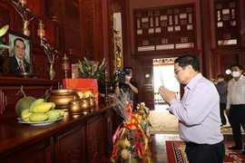 Premier vietnamita visita familias de los exdirigentes del gobierno