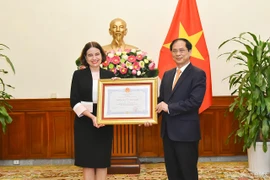Entregan Orden de Amistad a la embajadora de Australia en Vietnam