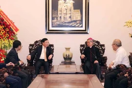 Dirigentes vietnamitas felicitan por Navidad a comunidad religiosa 