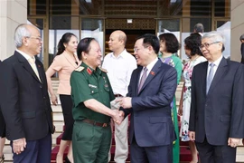 Presidente de Parlamento vietnamita se reúne con miembros del Club de Economía, Cultura y Turismo