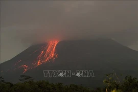 Cientos de personas evacuadas por erupción de volcán Merapi en Indonesia