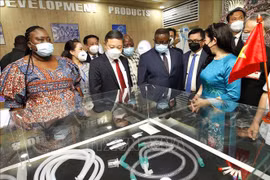 Presidente de Sierra Leona visita zona de alta tecnología de Ciudad Ho Chi Minh