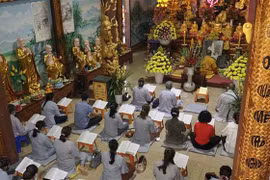 Vietnamitas residentes en Laos oran por la paz y prosperidad
