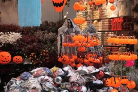 Mercado de juguetes de Halloween recobra su brío habitual en Hanoi