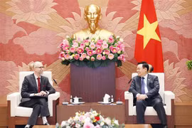 Presidente del Parlamento vietnamita recibe a nuevo embajador de Canadá