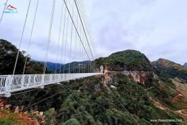 Puente de cristal más largo del mundo en Vietnam cautiva a medios internacionales 