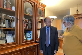 Embajador vietnamita transmite mensajes de condolencias a familia de Raymonde Dien