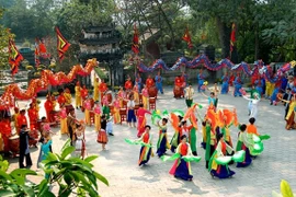 Interesados rusos en belleza cultural e histórica de Vietnam 
