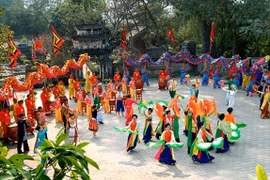 Interesados rusos en belleza cultural e histórica de Vietnam 