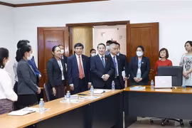 Realizan visita a clase de idioma vietnamita para personal de Oficina de Asamblea Nacional de Laos