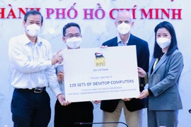 Grupo italiano obsequia computadoras al sector de salud de Ciudad Ho Chi Minh