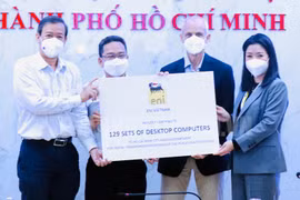 Grupo italiano obsequia computadoras al sector de salud de Ciudad Ho Chi Minh