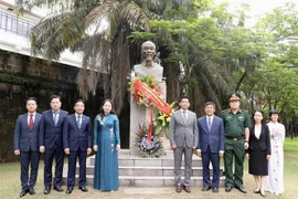Vicepresidenta vietnamita colora ofrendas florales ante monumento del Presidente Ho Chi Minh en Filipinas