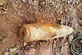 PeaceTrees Vietnam desactiva dos grandes bombas en cauchal de pobladores