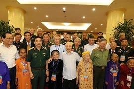 Vietnam presta atención a personas con méritos revolucionarios, afirma máximo dirigente partidista