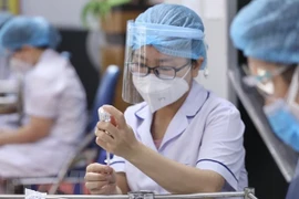 Mirada retrospectiva a logros de Vietnam tras un año del despliegue de mayor campaña de vacunación