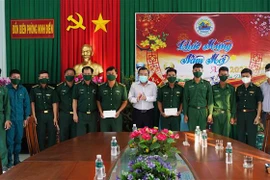 Entregan obsequios de Asamblea Nacional de Vietnam a soldados en provincia de Tay Ninh