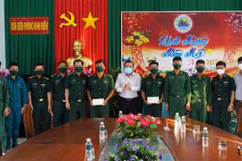 Entregan obsequios de Asamblea Nacional de Vietnam a soldados en provincia de Tay Ninh