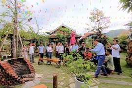 Capacitan a miembros de minorías étnicas de Vietnam sobre conservación forestal sostenible