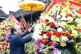 Rinden homenaje a la famosa personalidad y personas con méritos revolucionarios vietnamitas