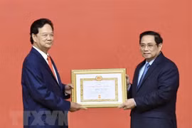 Confieren a exprimer ministro de Vietnam insignia por 55 años de membresía del PCV