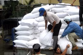 Entregan arroz a personas necesitadas en provincia vietnamita 