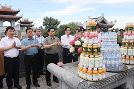 Premier de Vietnam rinde tributo al Presidente Ho Chi Minh y mártires del país