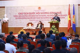 Máximo legislador de Vietnam se reúne con comunidad connacional en Camboya