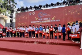 Obsequian regalos del Tet a niños afectados por el COVID-19 en Ciudad Ho Chi Minh