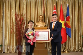 Entregan distinciones vietnamitas a exembajadora de Singapur en Vietnam