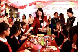 Vicepresidenta vietnamita regala obsequios a estudiantes por Festival del Medio Otoño