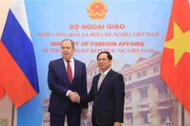 Canciller vietnamita sostiene conversaciones con su homólogo ruso 