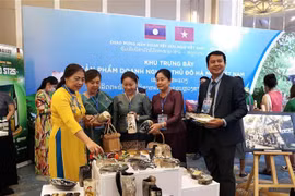 Inauguran en Hanoi exposición de fotos y productos vietnamitas y laosianos