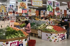 Supermercados en Hanoi aumentan suministro de productos en vísperas del Tet 