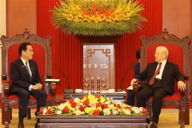 Máximo dirigente partidista de Vietnam recibe a primer ministro de Japón