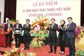 Presidente de Parlamento vietnamita enaltece contribuciones de médicos nacionales