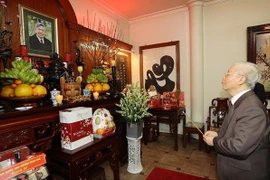 Máximo dirigente partidista vietnamita rinde homenaje a los exlíderes del país