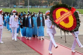 Delegadas del Congreso Nacional de Mujeres rinden tributo al Presidente Ho Chi Minh