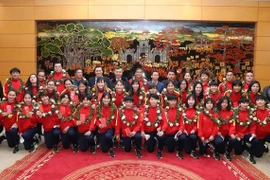 Presidente del Parlamento vietnamita felicita a selección femenina de fútbol por sus destacados logros