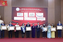 Siete ONG recibieron certificado de mérito por sus aportes al desarrollo de Vietnam