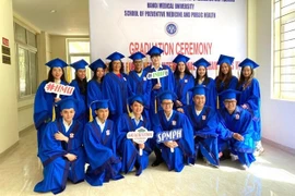 Otros estudiantes se gradúan del programa internacional de salud pública en Vietnam