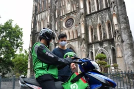 Hanoi permite reanudación de servicios de taxi en moto