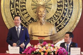Presidente vietnamita se reúne con diplomáticos connacionales en China